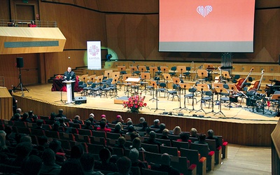 Na jubileuszową galę Caritas przybyło do Filharmonii Koszalińskiej kilkaset osób