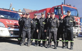 Na służbie. Do wezwania w jednym samochodzie jedzie 4 lub 5 strażaków. Jeśli akcja jest duża, wyrusza cały zespół. Na zdjęciu: strażacy ze Strzelec Krajeńskich