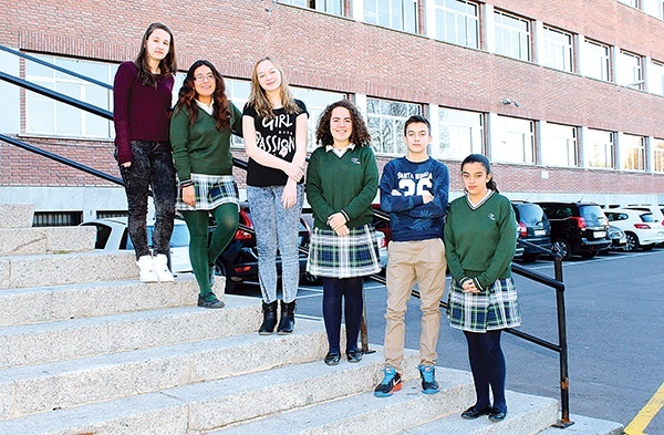  Katolicka szkoła w Madrycie ma ponad tysiąc uczniów i wszyscy chodzą w mundurkach. Na zdjęciu: Dominika, Kasia i Oliwier z hiszpańskimi gospodarzami