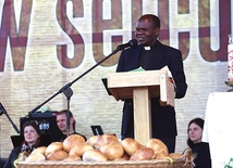 O. John Bashobora zachęcał, by dzielić się chlebem – i miłością