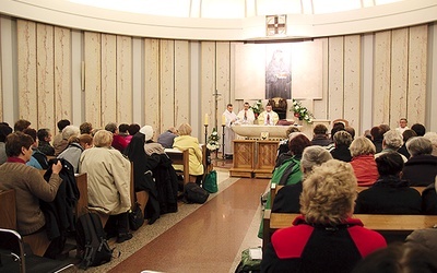 Pielgrzymi z Apostolstwa Dobrej Śmierci podczas 50. nocnego czuwania w kaplicy św. Faustyny w Łagiewnikach