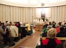 Pielgrzymi z Apostolstwa Dobrej Śmierci podczas 50. nocnego czuwania w kaplicy św. Faustyny w Łagiewnikach