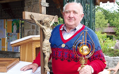 Stefan Jakubowski z relikwiami św. Jana Pawła II