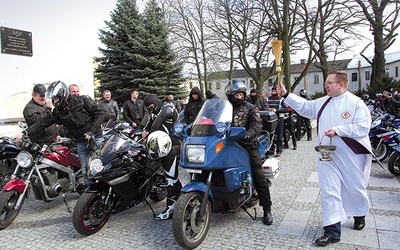  Ks. Łukasz Śliwiński święci motocykle przed kościołem św. Andrzeja w Łęczycy