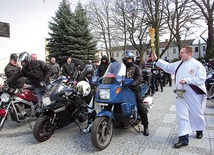  Ks. Łukasz Śliwiński święci motocykle przed kościołem św. Andrzeja w Łęczycy
