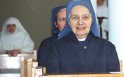  Pomysłodawczynią Niewidzialnego Klasztoru  jest włoska przełożona sióstr apostolinek w Polsce