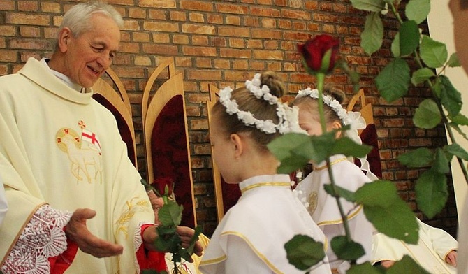 Ks. Franciszek Płonka otrzymał róże od przedstawicieli wszystkich pokoleń parafii na osiedlu Karpackim