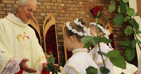 Ks. Franciszek Płonka otrzymał róże od przedstawicieli wszystkich pokoleń parafii na osiedlu Karpackim