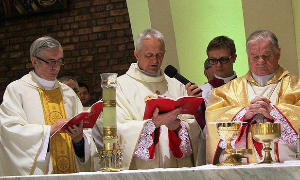 Od lewej jubilaci: ks. Władysław Droździk, ks. Franciszek Płonka i bp senior Tadeusz Rakoczy