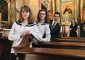 Od lewej Marianna, Gabriela  i Kacper. Za nimi s. Olga.  W tle obraz Matki Bożej od Wykupu Niewolników