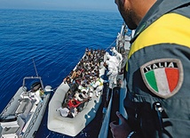  22.04.2015. Morze Śródziemne. Okręt Włoskich Służb Granicznych wyławia imigrantów płynących z Libii  do Europy. Ponad 1750 imigrantów utonęło w Morzu Śródziemnym od początku roku, próbując  dostać się na nasz kontynent w nadziei lepszego życia. 