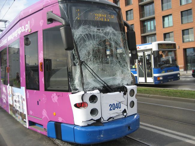 Zderzenie tramwaju z autobusem