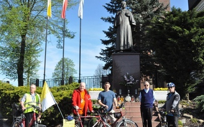 Przed pomnikiem niegowickiego wikarego ks. Karola Wojtyły