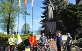 Przed pomnikiem niegowickiego wikarego ks. Karola Wojtyły