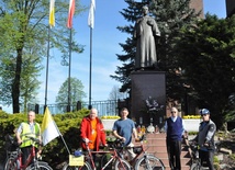 Przed pomnikiem niegowickiego wikarego ks. Karola Wojtyły