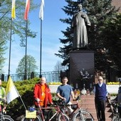 Przed pomnikiem niegowickiego wikarego ks. Karola Wojtyły