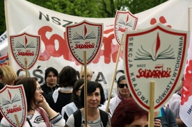 Pracownicy szkolnictwa protestują przed KPRM