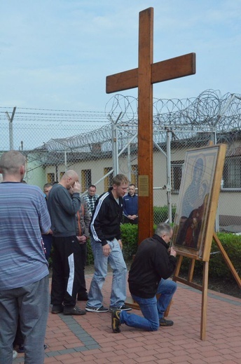 Więzniowie przy symbolach ŚDM