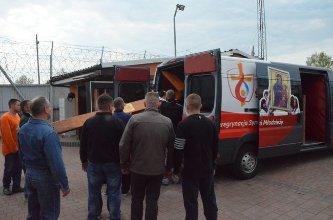 Więzniowie przy symbolach ŚDM