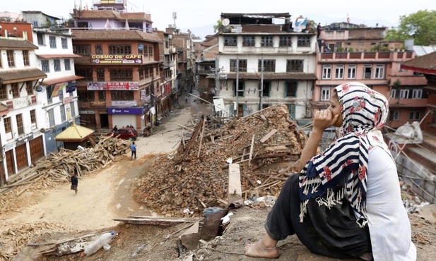 Nepal: Szabrownicy na gruzach
