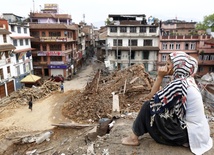 Nepal: Szabrownicy na gruzach