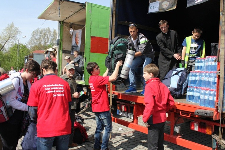 Pakowanie bagaży pieszych pielgrzymów