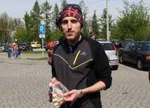 Jak co roku Bartek Samek z Kęt pielgrzymuje z... zapasem pischingerów przygotowaych przez mamę Irenę!