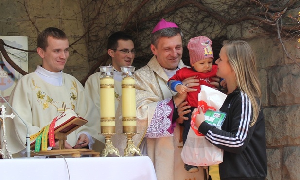 Mikołaj, razem ze świętującą 25. urodziny Gabrysią, wręczyli biskupowi Romanowi Pindlowi pielgrzymią legitymację