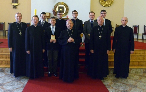 Nowi członkowie Kleryckiego Koła Dzieła Biblijnego z biskupami, rektorem i moderatorem