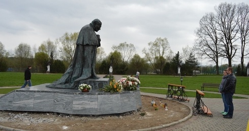 Gazda Świata na cokole