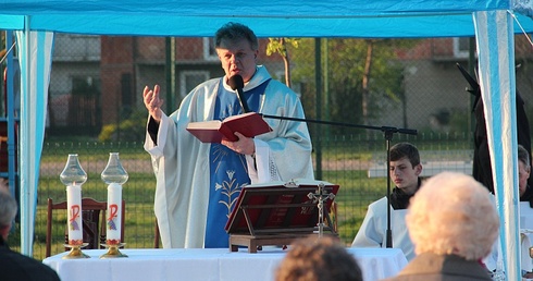 Ks. Władysław Moczarski głosi homilię podczas Mszy św. sprawowanej na osiedlu Górki w Łowiczu