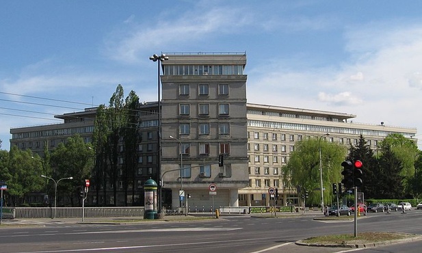Dłużej pracujemy, krócej się uczymy