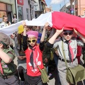 W Skierniewicach z 20-metrową flagą ulicami miasta przeszli harcerze