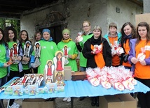 Wolontariuszki ŚDM z aniołami i piernikami, do zakupu których zachęcały pielgrzymów