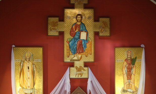Nowe wizerunki świętych: Jana Pawła II i Jozafata Kuncewicza w prezbiterium świątyni
