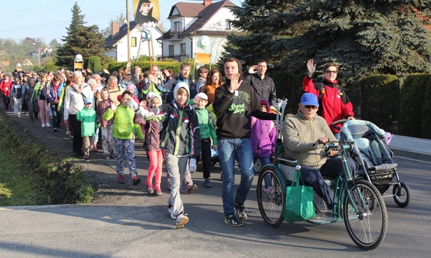 Słońce świeci od rana pielgrzymom zmierzającym z Mogilan do celu - do Łagiewnik