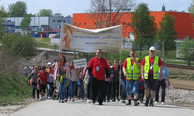 Piesi pielgrzymi w centrum Jana Pawła II