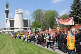 Pielgrzymi wchodzą na teren sanktuarium Bozego Miłosierdzia