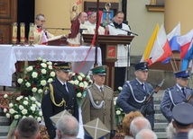 Msza św. w intencji ojczyzny, której przewodniczył bp Henryk Tomasik, sprawowana była przed kościołem garnizonowym 