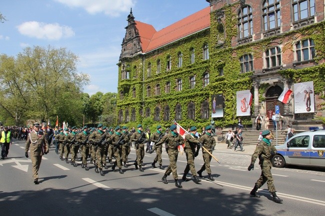 Tęcza mundurów - 224. rocznica Konstytucji 3 Maja 