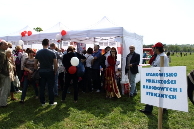 Trzeciomajowy piknik na Błoniach