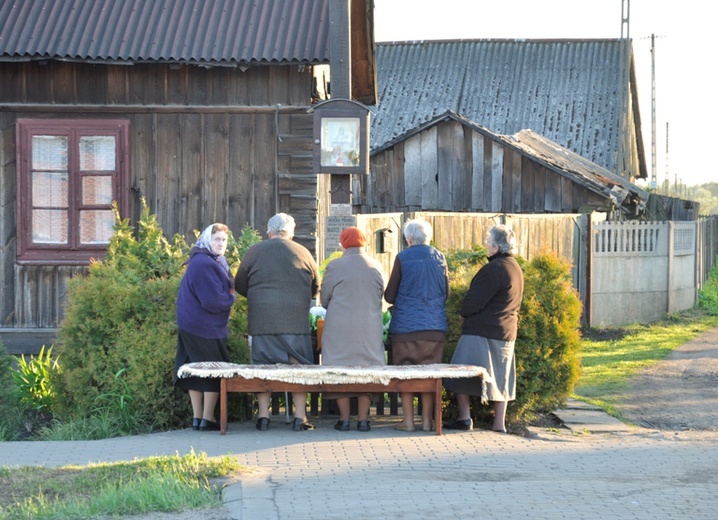 Mokra Prawa. Nabożeństwo majowe przy kapliczce znajdującej się w środku wsi