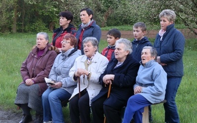 Przed kapliczką w Bogoniowicach