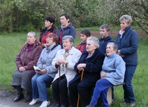 Przed kapliczką w Bogoniowicach