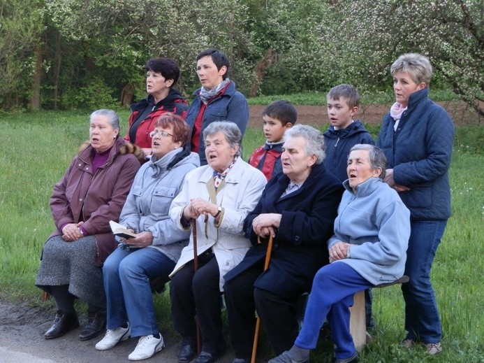 Przed kapliczką w Bogoniowicach