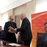 Bp Piotr Libera i Andrzej Nowakowski podczas oficjalnego spotkania