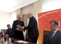 Bp Piotr Libera i Andrzej Nowakowski podczas oficjalnego spotkania