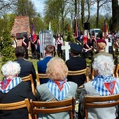  W uroczystości pod pomnikiem na cmentarzu Centralnym uczestniczą byli więźniowie obozów i kombatanci 