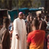 Abp Dieudonné Nzapalainga jest arcybiskupem stolicy RŚA Bangi. Jest jednym z uczestników Ogólnonarodowego Forum Pojednania, które ma doprowadzić do zakończenia  krwawej wojny w RŚA
