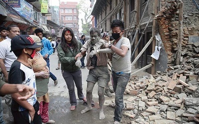 Ratownicy wyciągają ludzi spod zawalonych budynków w Kathmandu